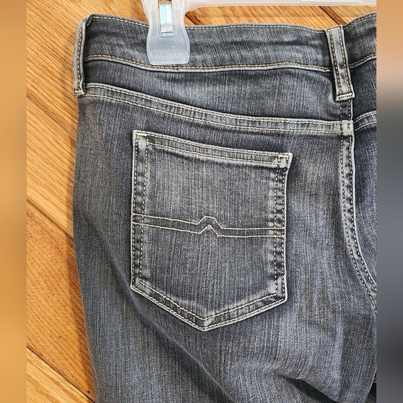 Arizona Jeans Co Medium Wash Size 11 Cuffed Denim Shorts - Picture 7 of 9